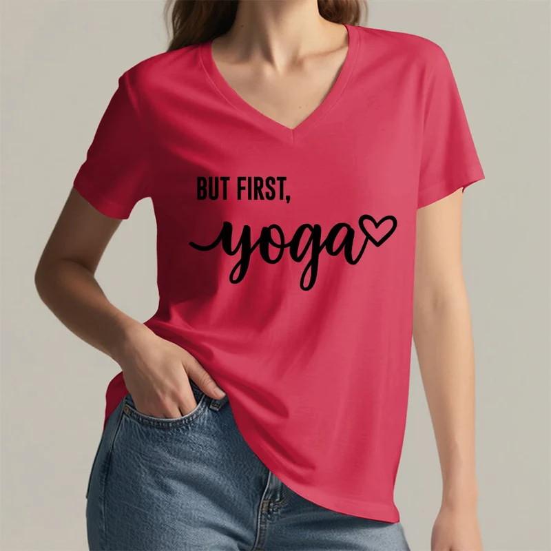 Olivenorma But First Yoga Heart Accent Cursive Text Graphic Damen-T-Shirt mit V-Ausschnitt