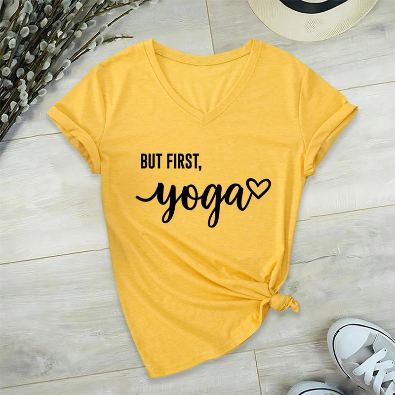 Olivenorma But First Yoga Heart Accent Cursive Text Graphic Damen-T-Shirt mit V-Ausschnitt