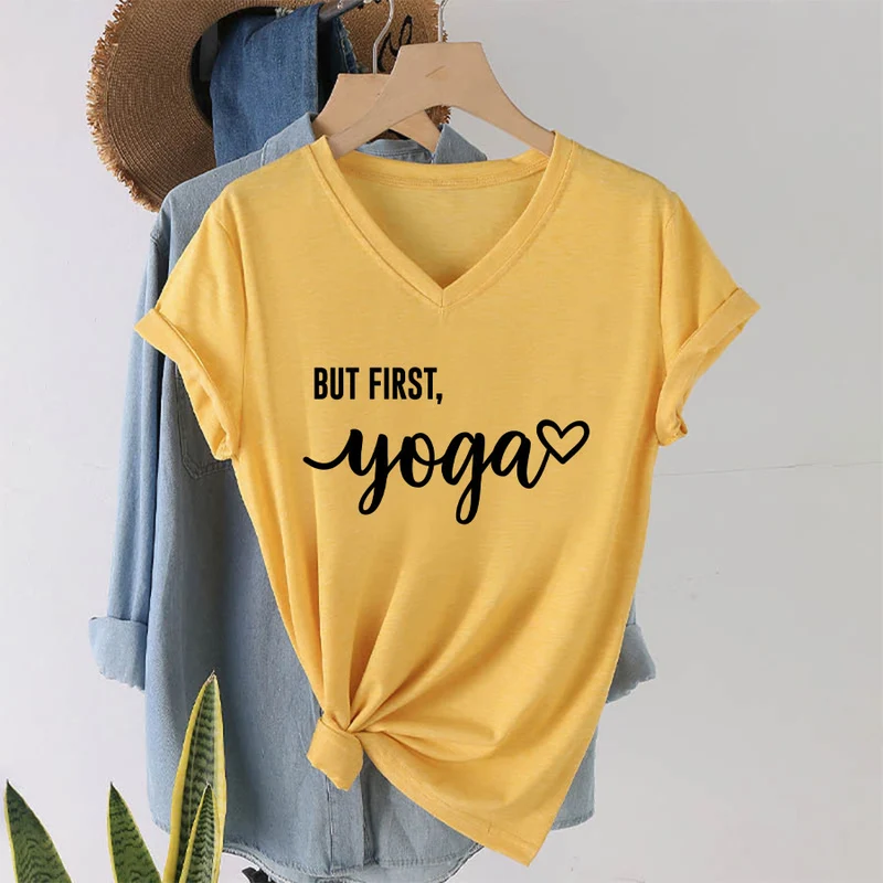 Olivenorma But First Yoga Heart Accent Cursive Text Graphic Damen-T-Shirt mit V-Ausschnitt