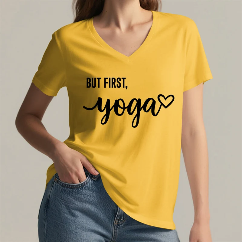 Olivenorma But First Yoga Heart Accent Cursive Text Graphic Damen-T-Shirt mit V-Ausschnitt
