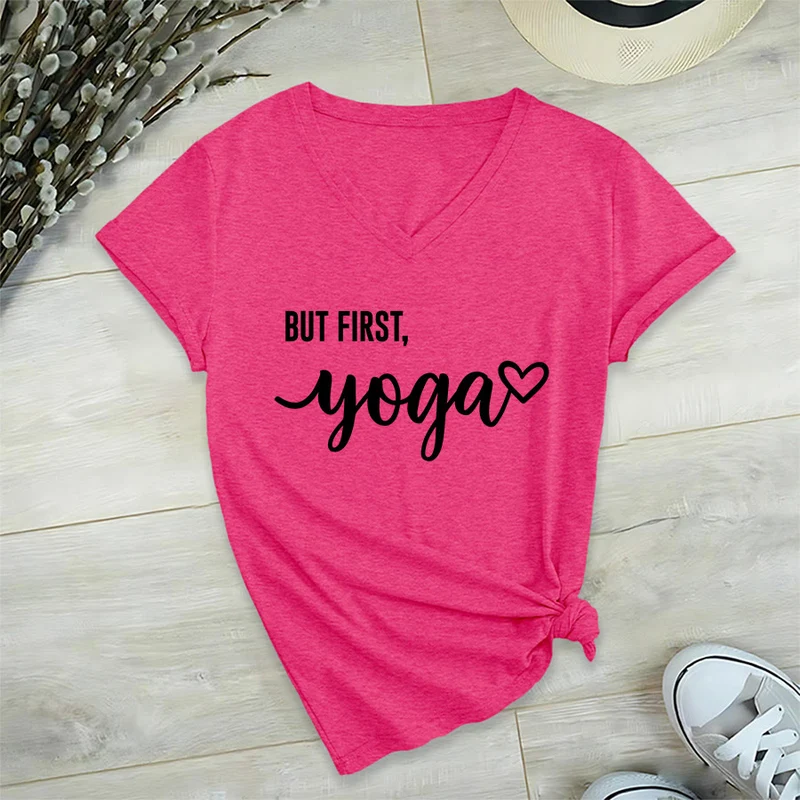 Olivenorma But First Yoga Heart Accent Cursive Text Graphic Damen-T-Shirt mit V-Ausschnitt