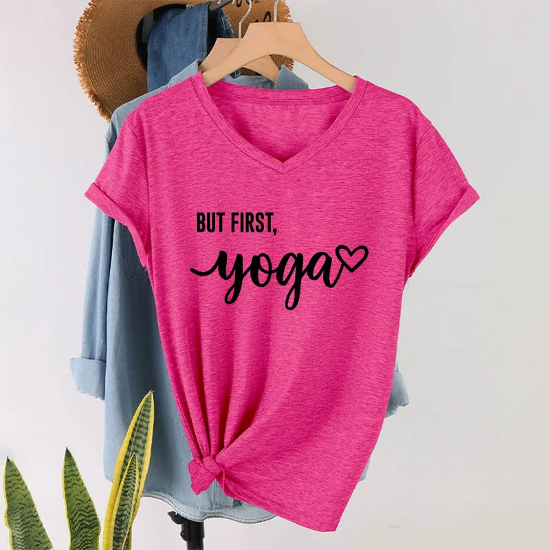 Olivenorma But First Yoga Heart Accent Cursive Text Graphic Damen-T-Shirt mit V-Ausschnitt