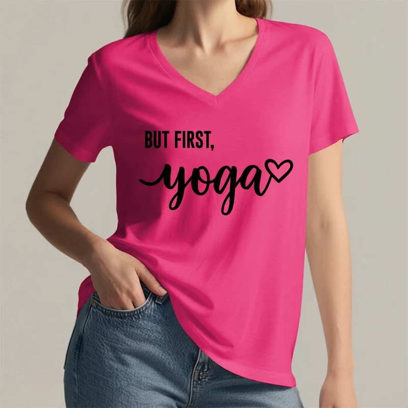 Olivenorma But First Yoga Heart Accent Cursive Text Graphic Damen-T-Shirt mit V-Ausschnitt
