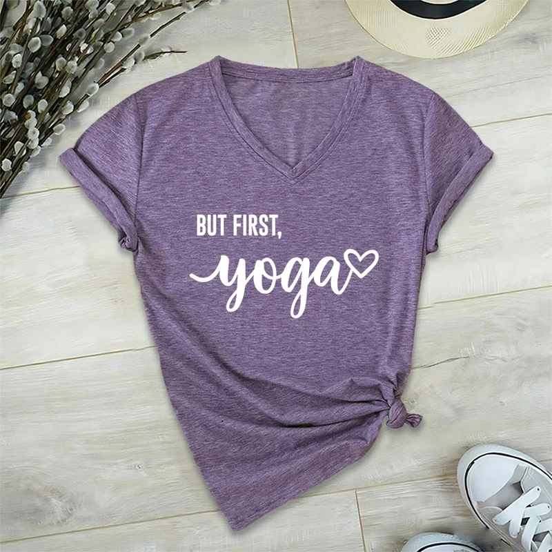 Olivenorma But First Yoga Heart Accent Cursive Text Graphic Damen-T-Shirt mit V-Ausschnitt