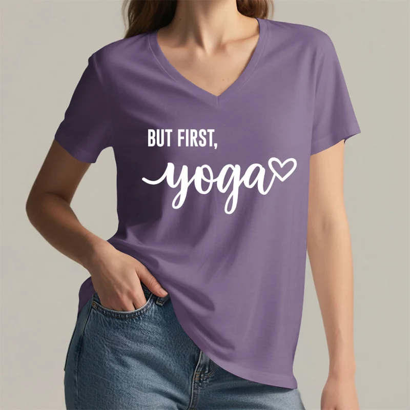 Olivenorma But First Yoga Heart Accent Cursive Text Graphic Damen-T-Shirt mit V-Ausschnitt