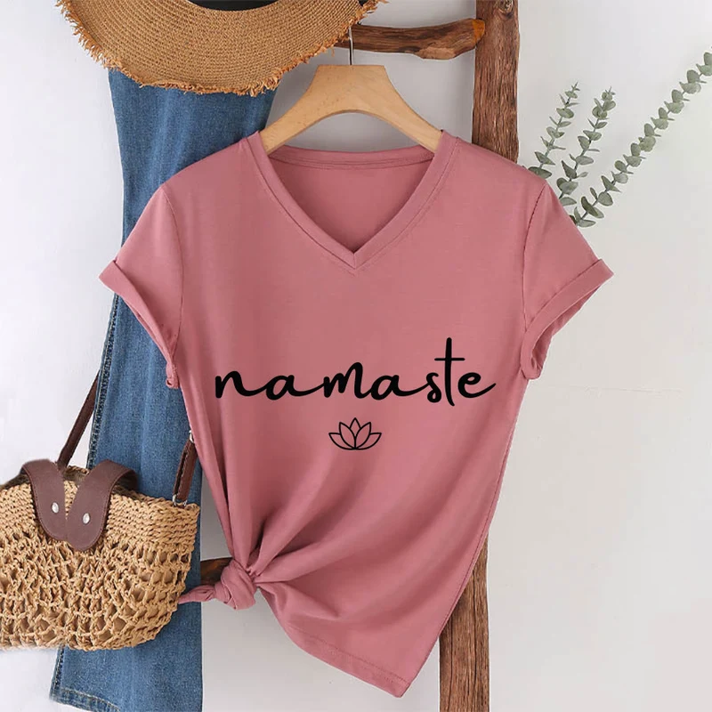 Olivenorma Cursive Namaste Simple Outline Lotus Zen Graphic Damen-T-Shirt mit V-Ausschnitt