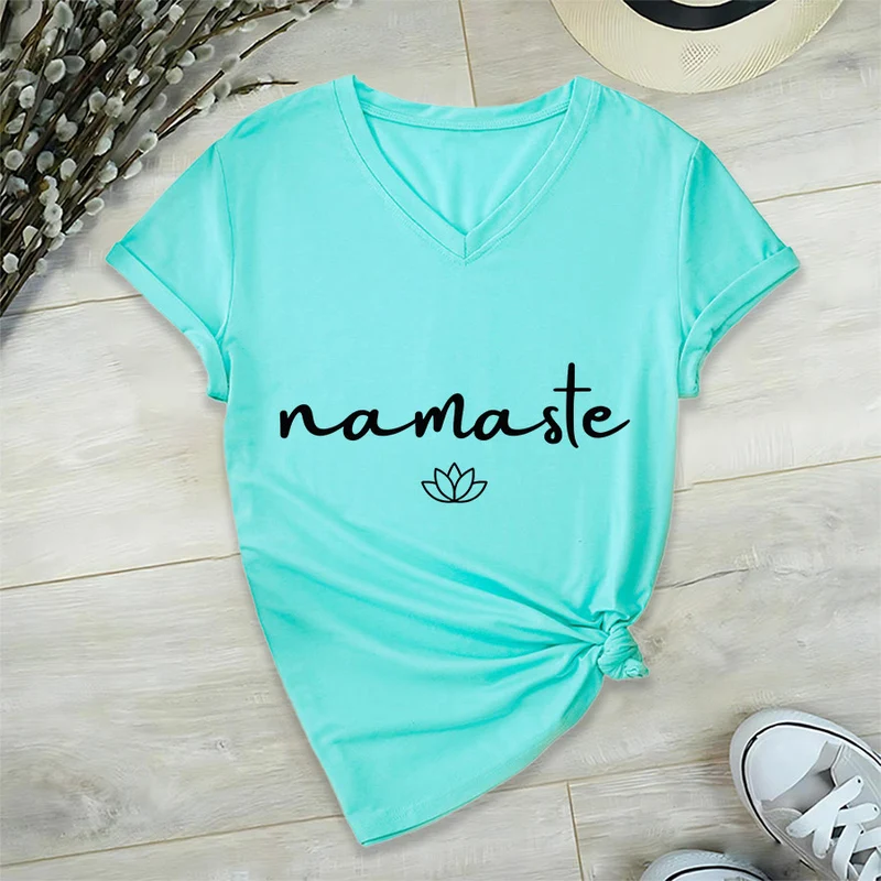 Olivenorma Cursive Namaste Simple Outline Lotus Zen Graphic Damen-T-Shirt mit V-Ausschnitt