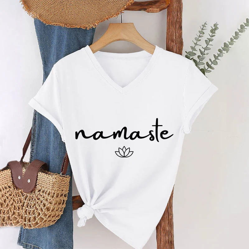 Olivenorma Cursive Namaste Simple Outline Lotus Zen Graphic Damen-T-Shirt mit V-Ausschnitt