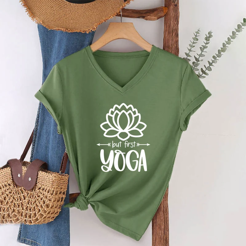 Olivenorma But First Yoga Simple Outline Lotus Text Graphic Damen-T-Shirt mit V-Ausschnitt