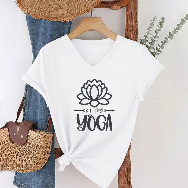 Olivenorma But First Yoga Simple Outline Lotus Text Graphic Damen-T-Shirt mit V-Ausschnitt