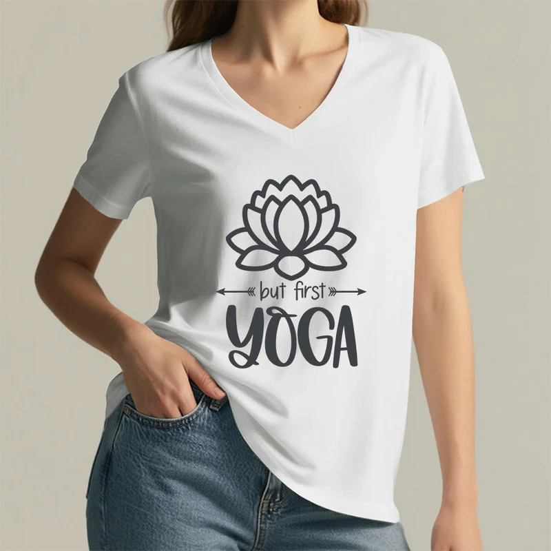 Olivenorma But First Yoga Simple Outline Lotus Text Graphic Damen-T-Shirt mit V-Ausschnitt