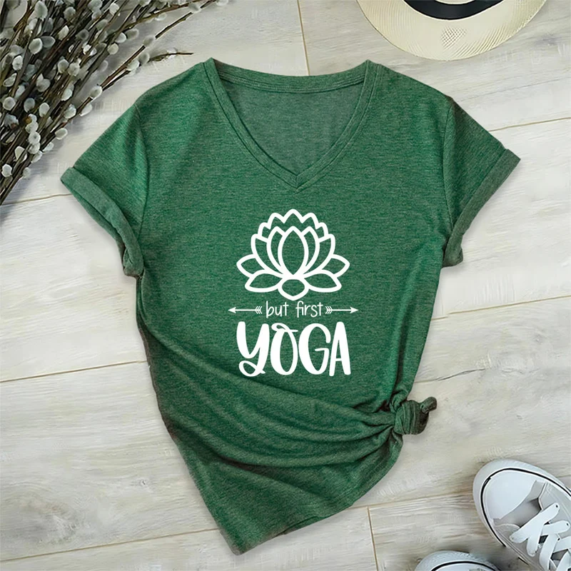 Olivenorma But First Yoga Simple Outline Lotus Text Graphic Damen-T-Shirt mit V-Ausschnitt