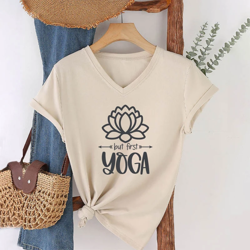 Olivenorma But First Yoga Simple Outline Lotus Text Graphic Damen-T-Shirt mit V-Ausschnitt