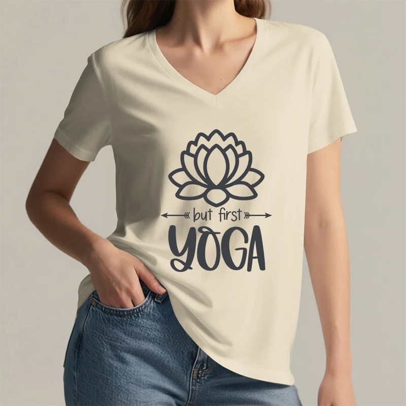 Olivenorma But First Yoga Simple Outline Lotus Text Graphic Damen-T-Shirt mit V-Ausschnitt