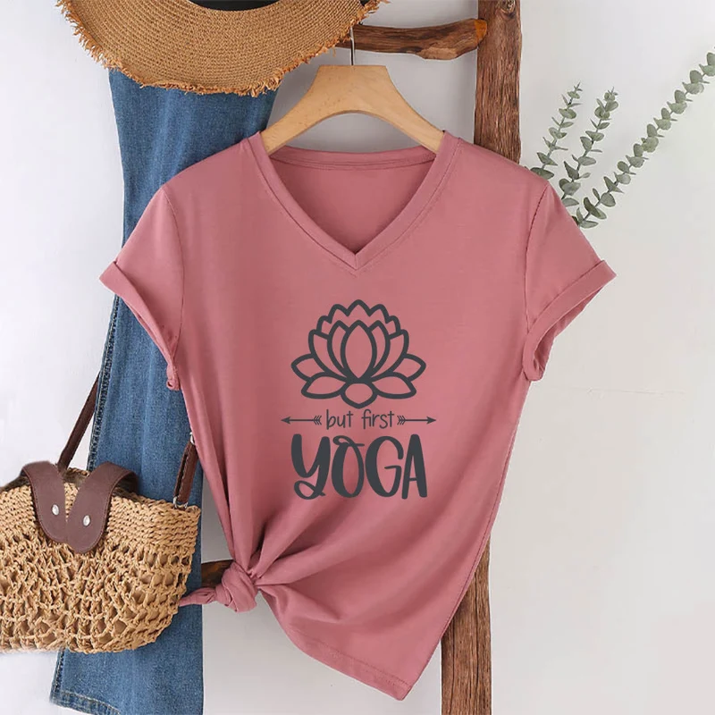 Olivenorma But First Yoga Simple Outline Lotus Text Graphic Damen-T-Shirt mit V-Ausschnitt