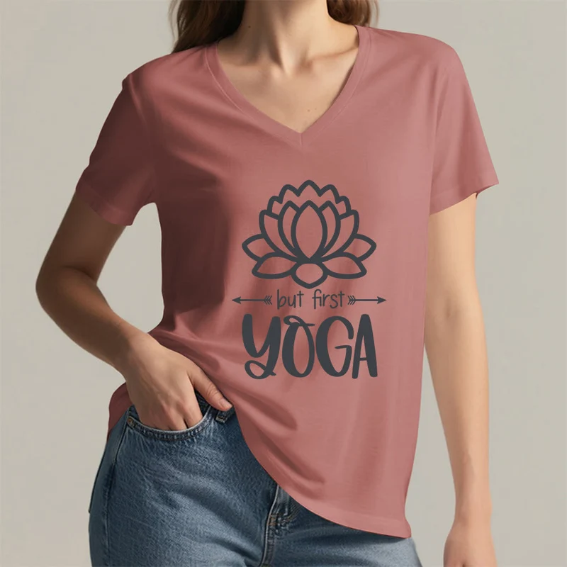 Olivenorma But First Yoga Simple Outline Lotus Text Graphic Damen-T-Shirt mit V-Ausschnitt