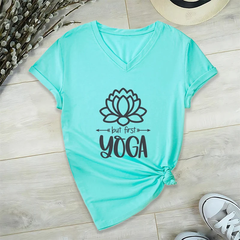 Olivenorma But First Yoga Simple Outline Lotus Text Graphic Damen-T-Shirt mit V-Ausschnitt