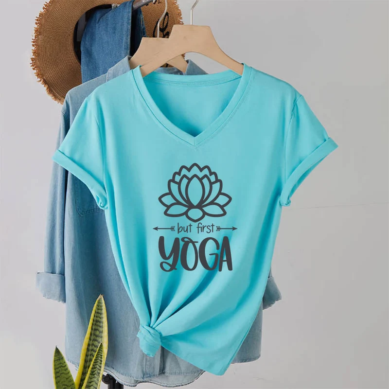 Olivenorma But First Yoga Simple Outline Lotus Text Graphic Damen-T-Shirt mit V-Ausschnitt