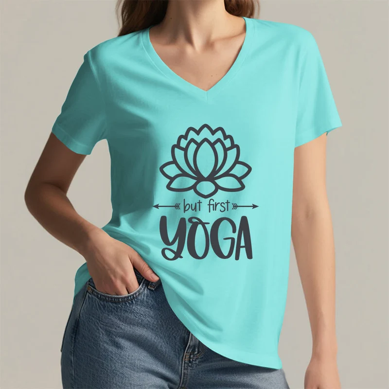 Olivenorma But First Yoga Simple Outline Lotus Text Graphic Damen-T-Shirt mit V-Ausschnitt