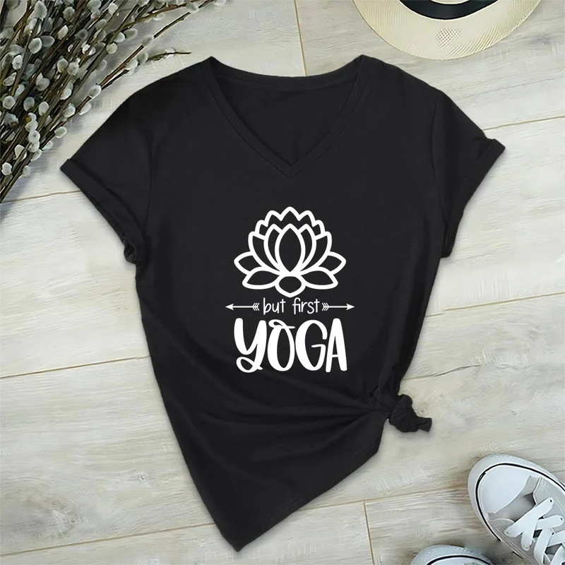Olivenorma But First Yoga Simple Outline Lotus Text Graphic Damen-T-Shirt mit V-Ausschnitt