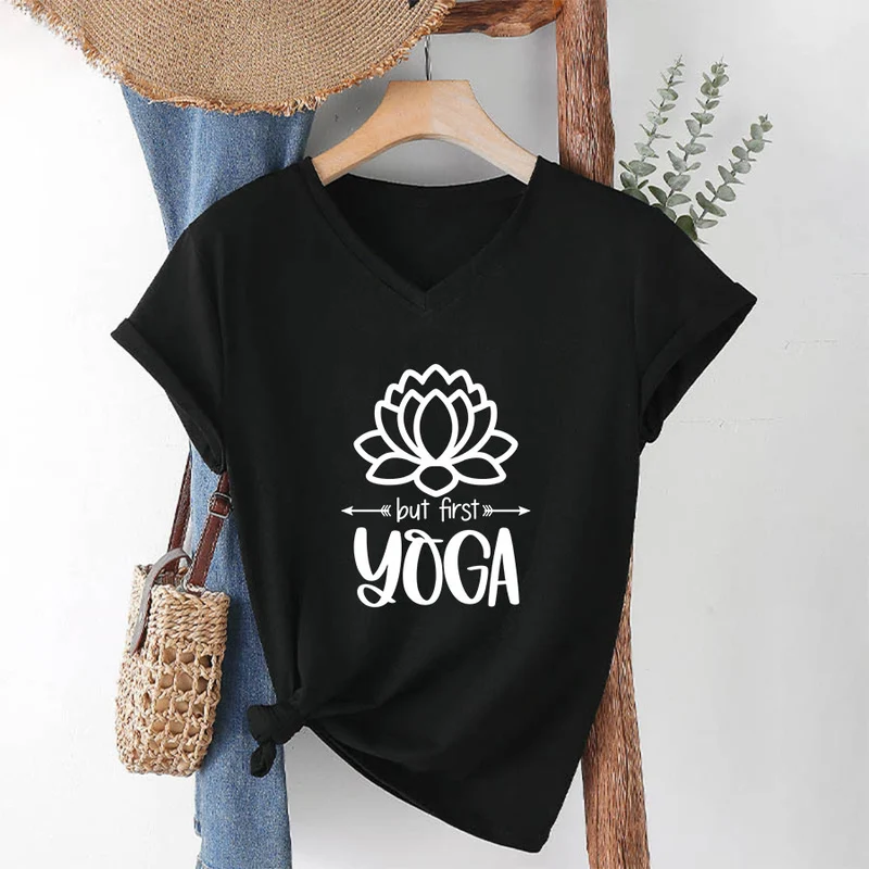 Olivenorma But First Yoga Simple Outline Lotus Text Graphic Damen-T-Shirt mit V-Ausschnitt