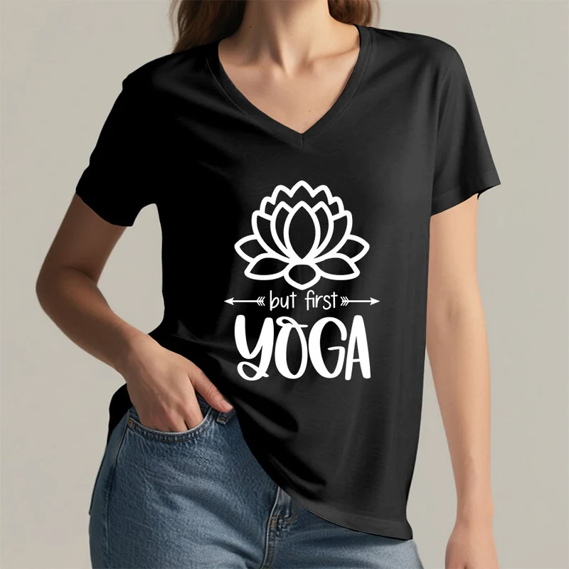 Olivenorma But First Yoga Simple Outline Lotus Text Graphic Damen-T-Shirt mit V-Ausschnitt