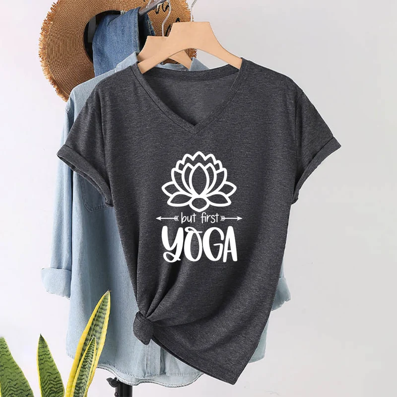 Olivenorma But First Yoga Simple Outline Lotus Text Graphic Damen-T-Shirt mit V-Ausschnitt