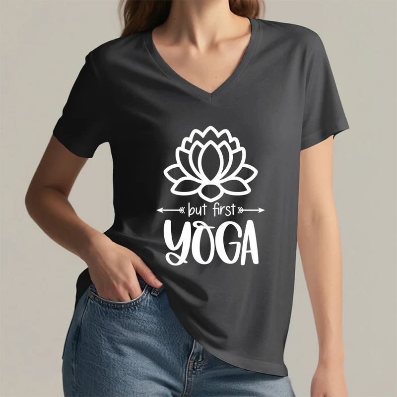 Olivenorma But First Yoga Simple Outline Lotus Text Graphic Damen-T-Shirt mit V-Ausschnitt