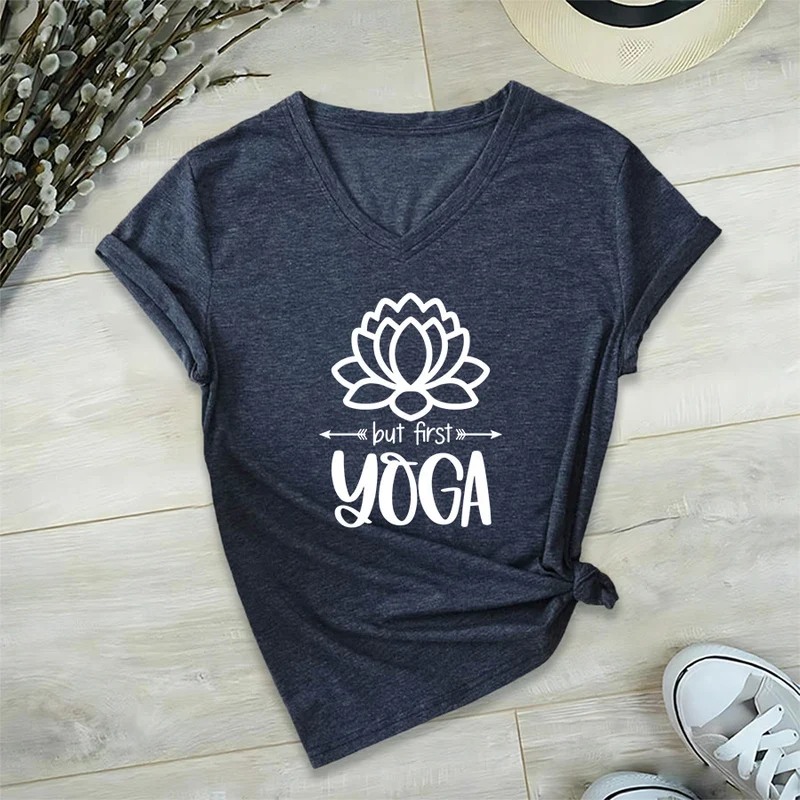 Olivenorma But First Yoga Simple Outline Lotus Text Graphic Damen-T-Shirt mit V-Ausschnitt