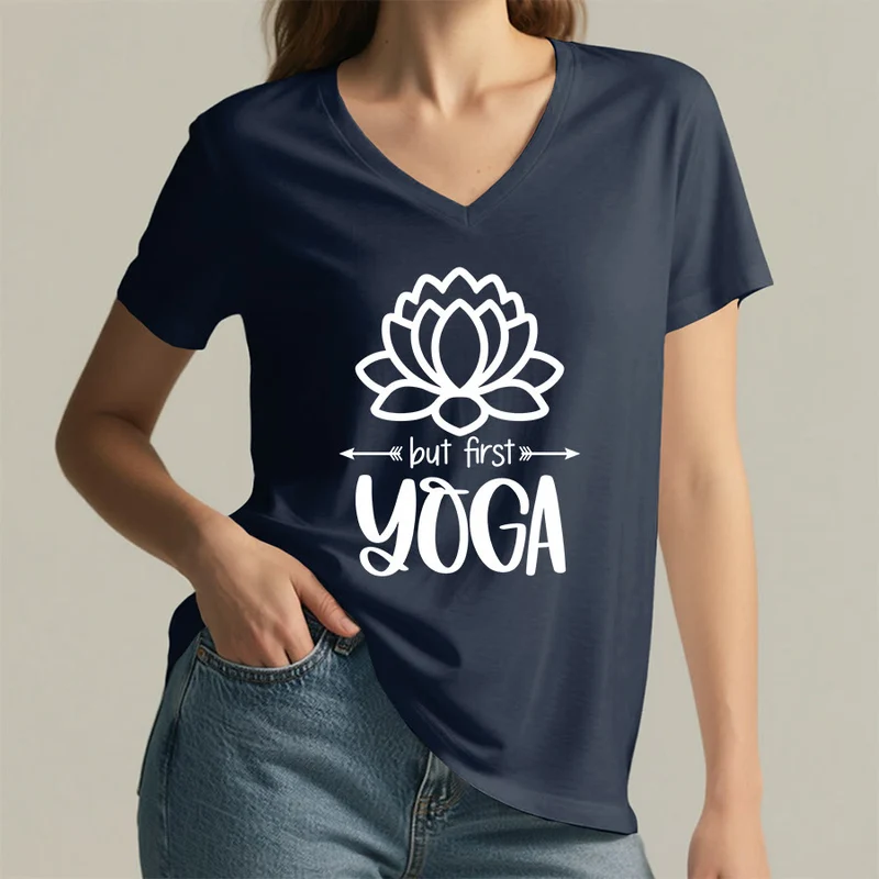 Olivenorma But First Yoga Simple Outline Lotus Text Graphic Damen-T-Shirt mit V-Ausschnitt