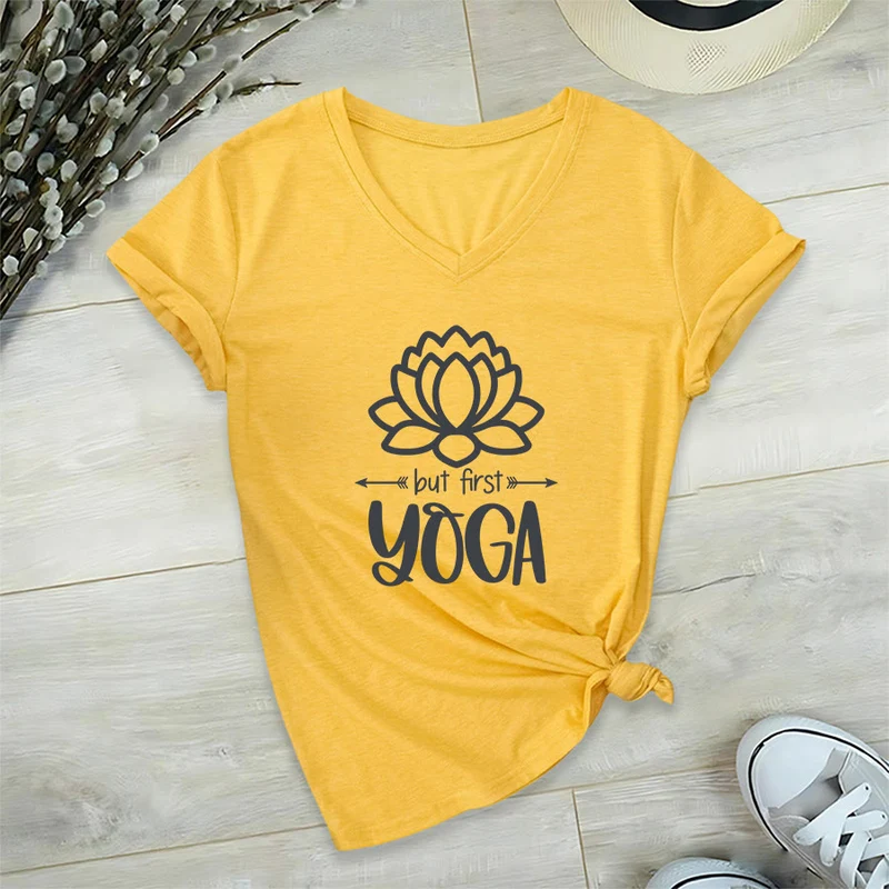 Olivenorma But First Yoga Simple Outline Lotus Text Graphic Damen-T-Shirt mit V-Ausschnitt