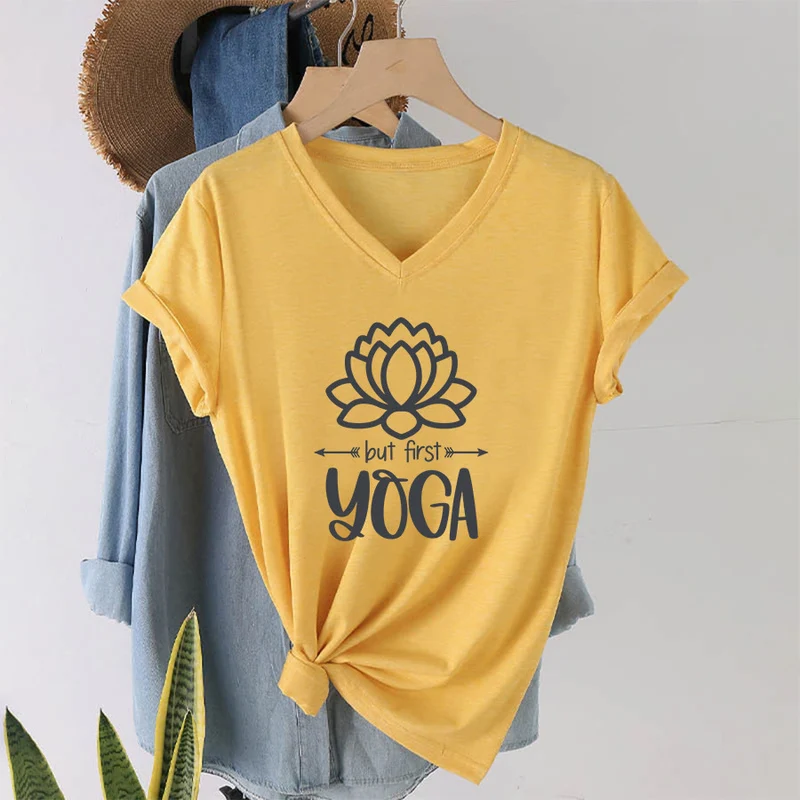 Olivenorma But First Yoga Simple Outline Lotus Text Graphic Damen-T-Shirt mit V-Ausschnitt