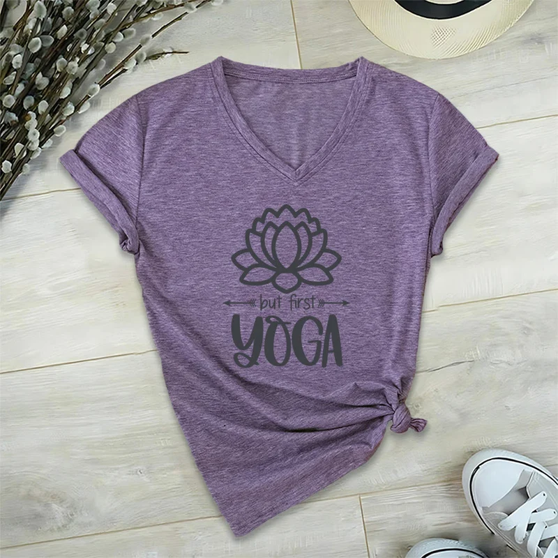 Olivenorma But First Yoga Simple Outline Lotus Text Graphic Damen-T-Shirt mit V-Ausschnitt