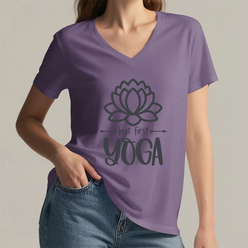 Olivenorma But First Yoga Simple Outline Lotus Text Graphic Damen-T-Shirt mit V-Ausschnitt