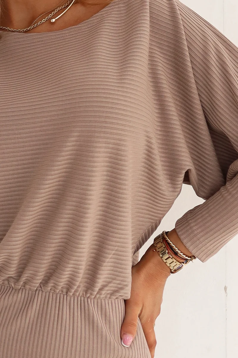 Geripptes Bleistiftkleid im Mocha-Ton