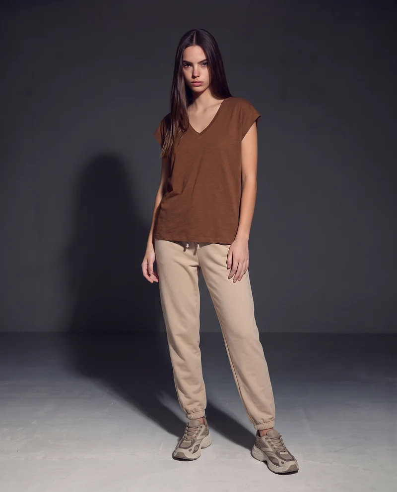 T-Shirt Basica in Cotone con Scollo a V - Marrone tabacco