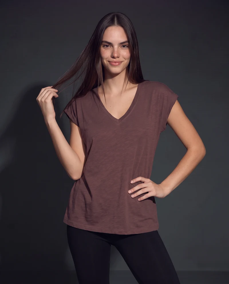 T-Shirt Basica in Cotone con Scollo a V - Rosso amarena