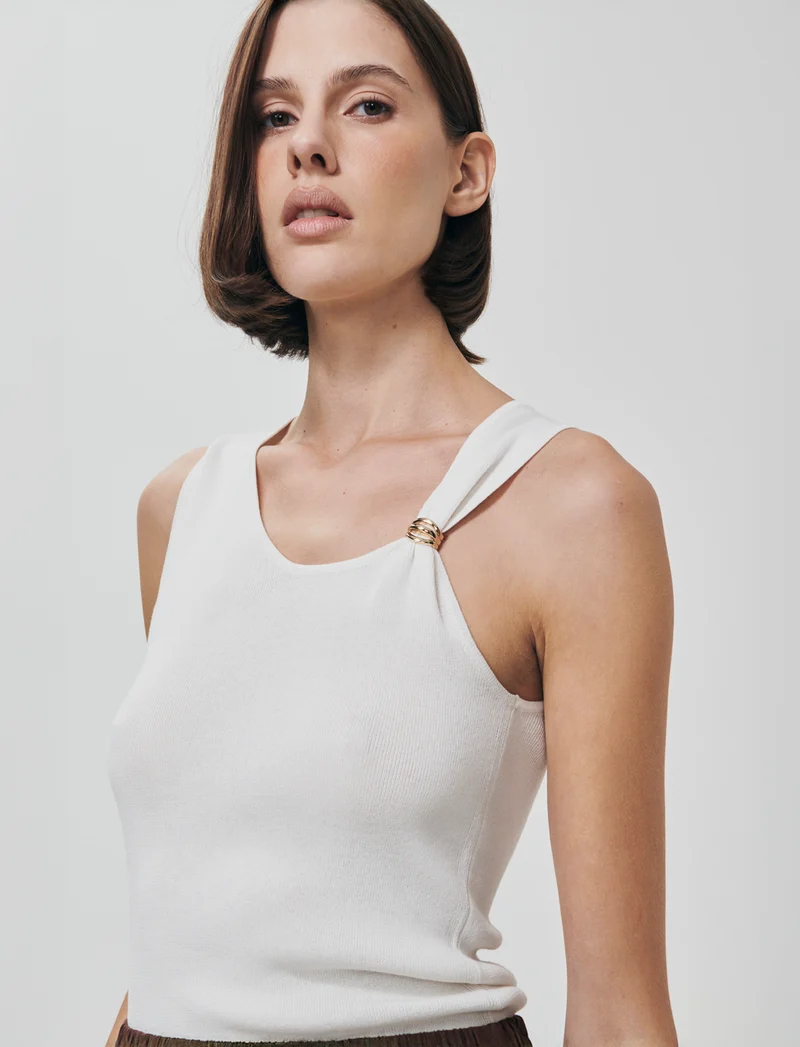 Top in Maglia con Scollo Asimmetrico e Gioiello - Avorio