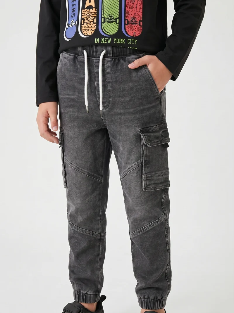 Jogging in denim con tasconi cargo - Grigio