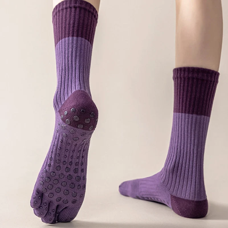 Olivenorma Hochelastische, mittelhohe Yoga-Socken mit durchgehender Silikonsohle, rutschfester und stoßdämpfender Sohle, geräuschlose Sport- und Fitness-Socken für Damen