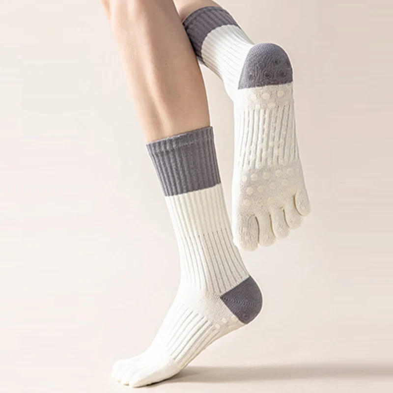 Olivenorma Hochelastische, mittelhohe Yoga-Socken mit durchgehender Silikonsohle, rutschfester und stoßdämpfender Sohle, geräuschlose Sport- und Fitness-Socken für Damen