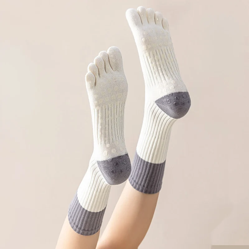 Olivenorma Hochelastische, mittelhohe Yoga-Socken mit durchgehender Silikonsohle, rutschfester und stoßdämpfender Sohle, geräuschlose Sport- und Fitness-Socken für Damen
