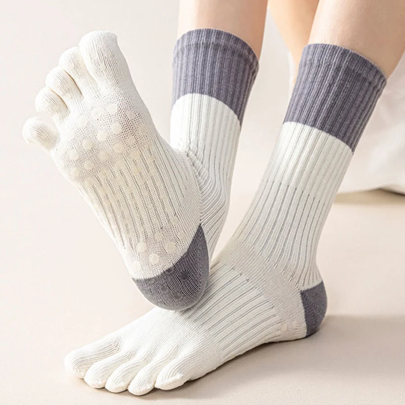 Olivenorma Hochelastische, mittelhohe Yoga-Socken mit durchgehender Silikonsohle, rutschfester und stoßdämpfender Sohle, geräuschlose Sport- und Fitness-Socken für Damen