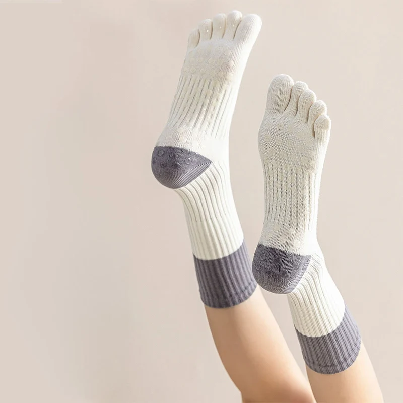 Olivenorma Hochelastische, mittelhohe Yoga-Socken mit durchgehender Silikonsohle, rutschfester und stoßdämpfender Sohle, geräuschlose Sport- und Fitness-Socken für Damen