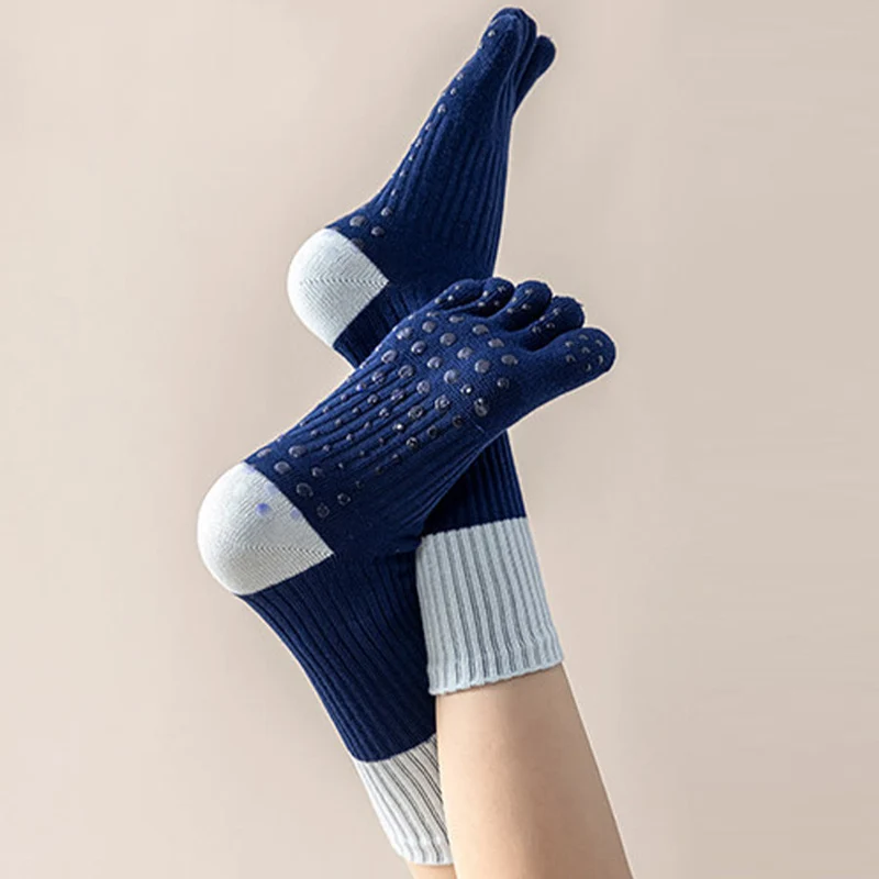 Olivenorma Hochelastische, mittelhohe Yoga-Socken mit durchgehender Silikonsohle, rutschfester und stoßdämpfender Sohle, geräuschlose Sport- und Fitness-Socken für Damen