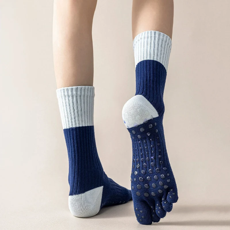 Olivenorma Hochelastische, mittelhohe Yoga-Socken mit durchgehender Silikonsohle, rutschfester und stoßdämpfender Sohle, geräuschlose Sport- und Fitness-Socken für Damen