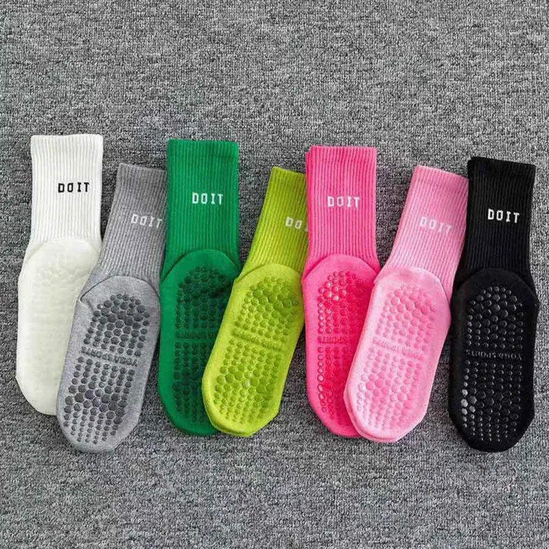 Olivenorma Mid Tube Elastische Stricksocken mit vollständiger Abdeckung, rutschfester Silikon-Balanceunterstützung, vielseitige Sport- und Yoga-Socken für Damen