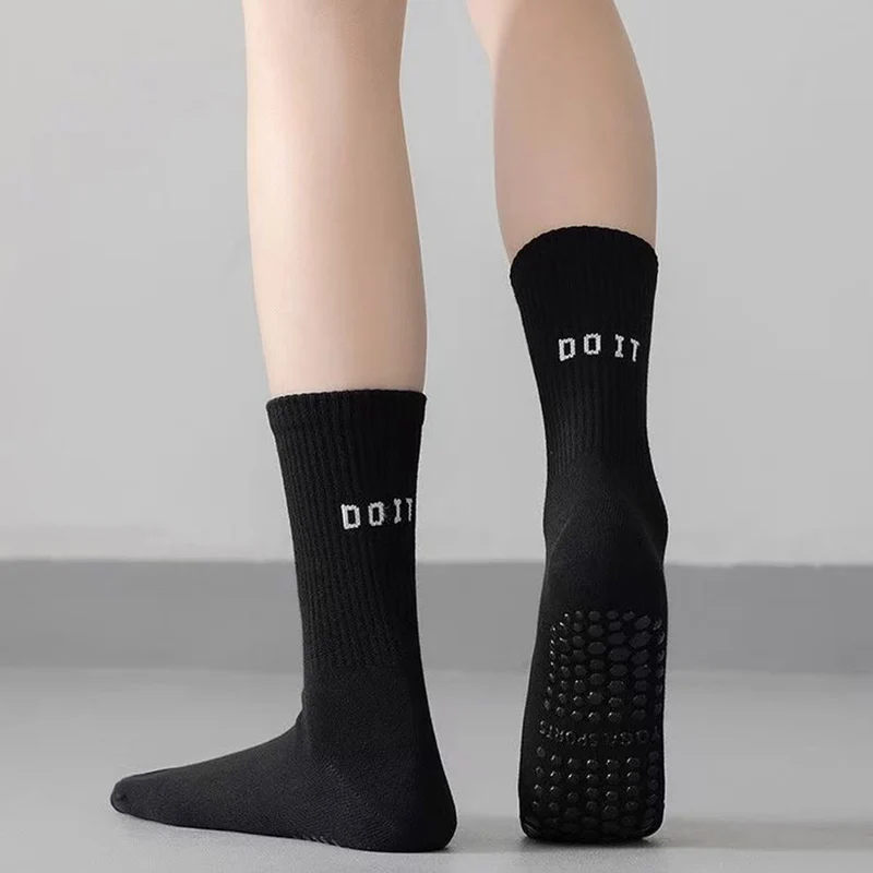 Olivenorma Mid Tube Elastische Stricksocken mit vollständiger Abdeckung, rutschfester Silikon-Balanceunterstützung, vielseitige Sport- und Yoga-Socken für Damen