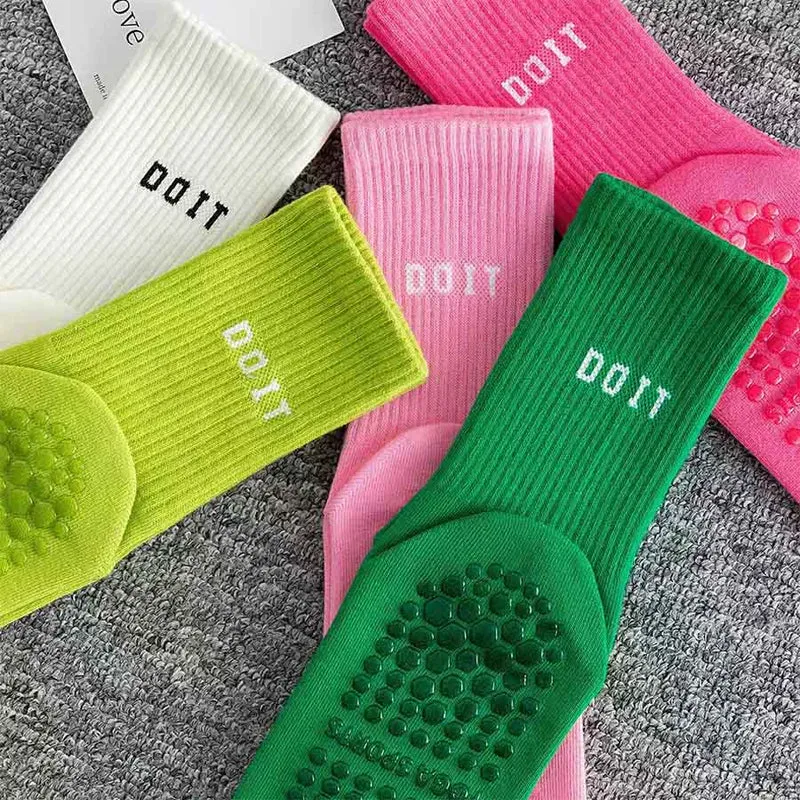 Olivenorma Mid Tube Elastische Stricksocken mit vollständiger Abdeckung, rutschfester Silikon-Balanceunterstützung, vielseitige Sport- und Yoga-Socken für Damen