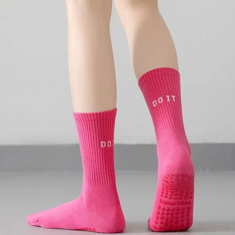 Olivenorma Mid Tube Elastische Stricksocken mit vollständiger Abdeckung, rutschfester Silikon-Balanceunterstützung, vielseitige Sport- und Yoga-Socken für Damen